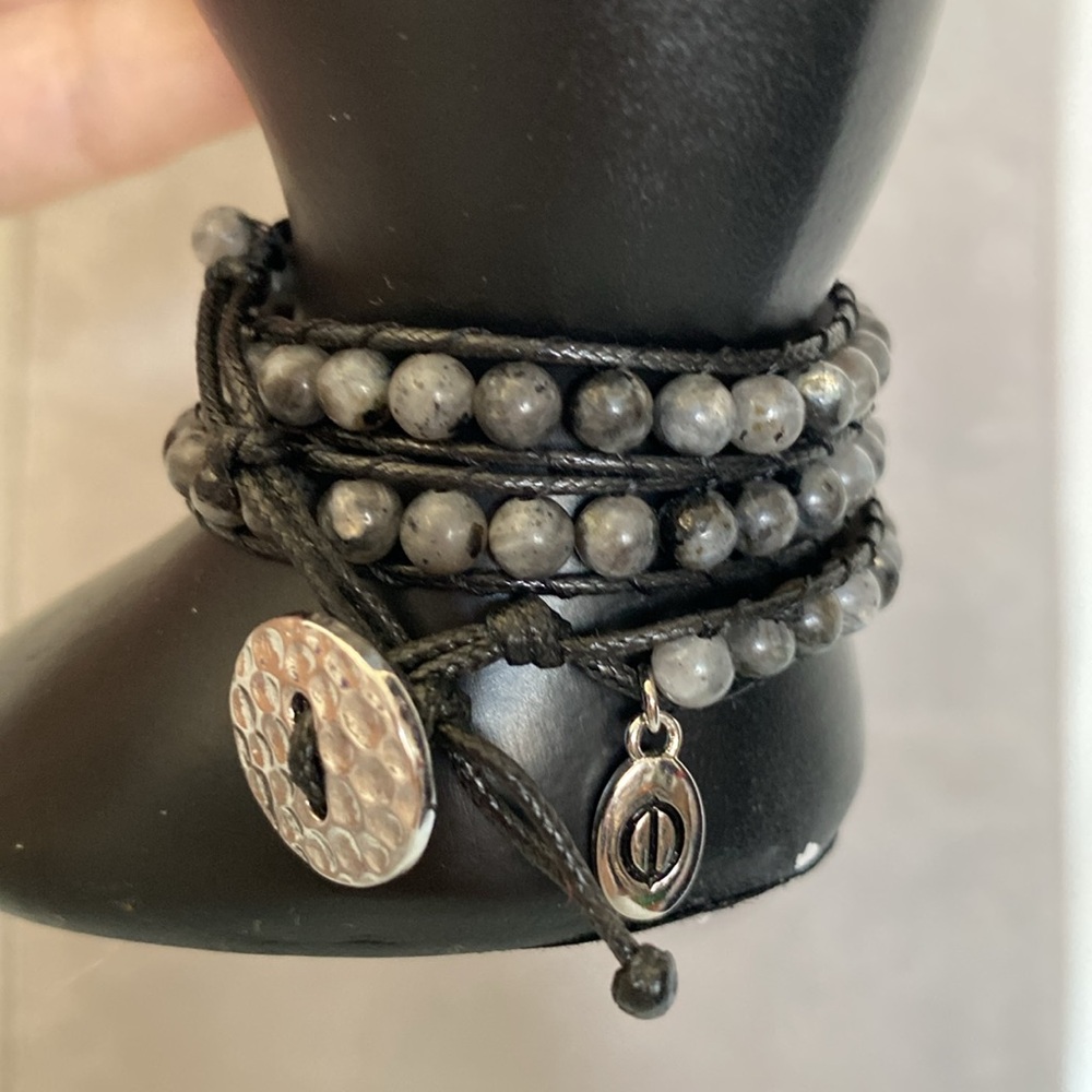 Caroline Neron wrapping adjustable semi-precious stones!  Agathe, Laborite!